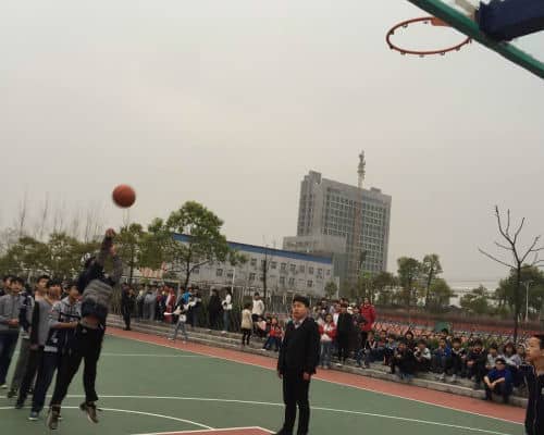 ��У���꼶���ж���Ͷ������